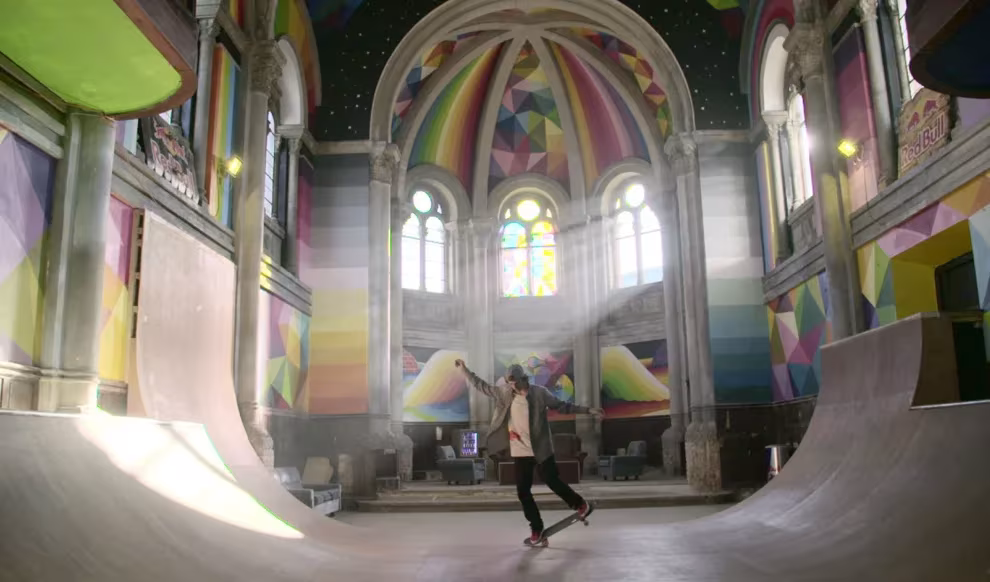 Patinador en la rampa de la Iglesia Skate de Llanera, con bóvedas pintadas de colores por Okuda San Miguel