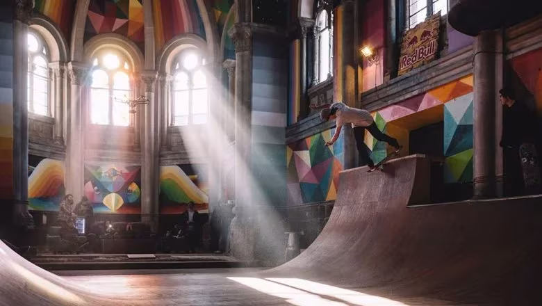 Rayos de luz entrando por las ventanas de la Iglesia Skate de Llanera sobre la rampa y los murales de Okuda