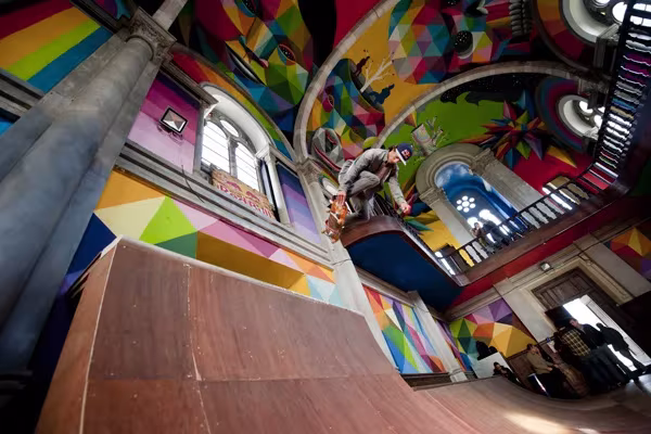 skater patinando en la iglesia de santa barbara de llanera