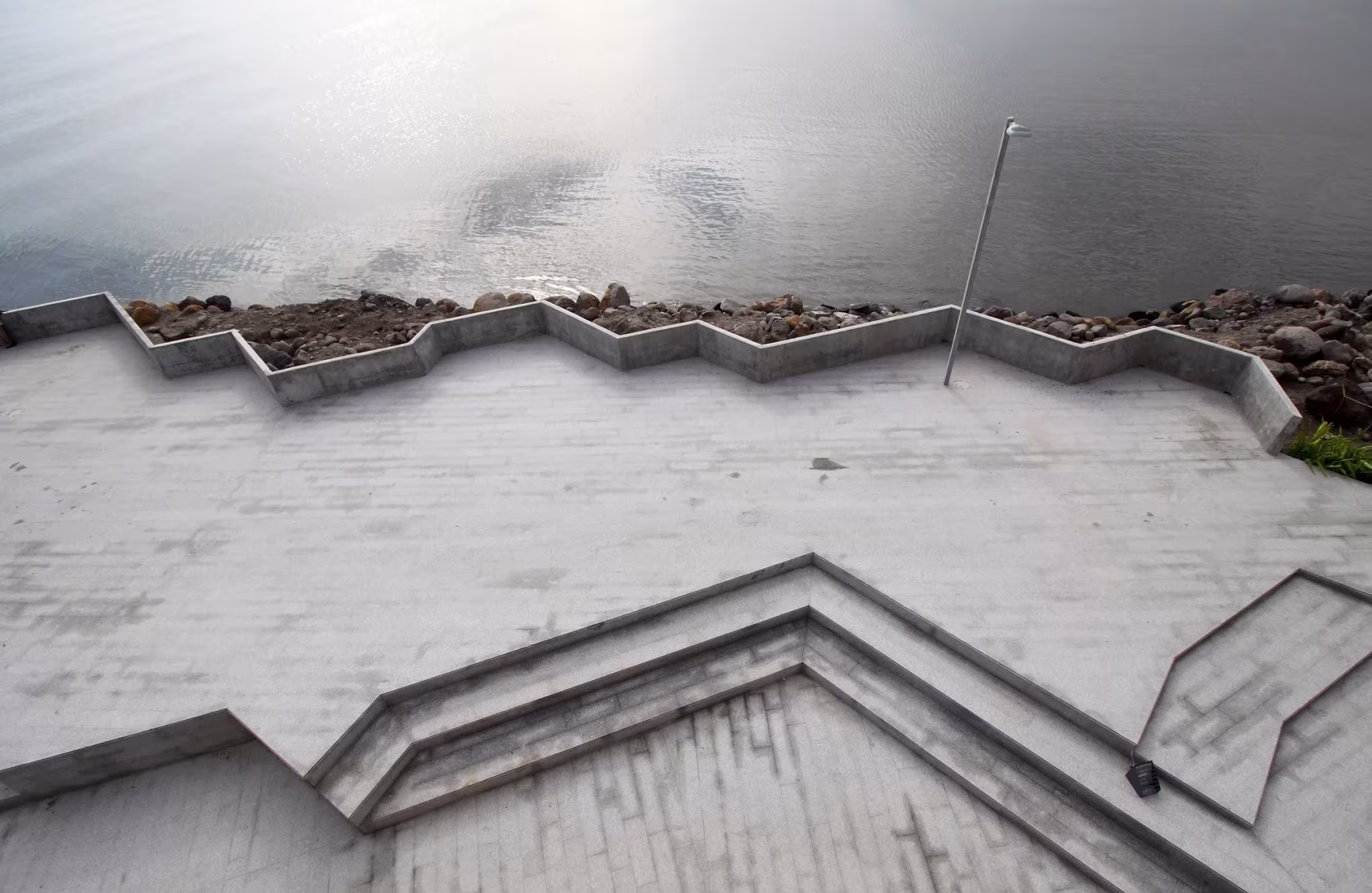 Cubierta escalonada de hormigón en zigzag asomada al mar y a la escollera del Foro Boca de Michel Rojkind
