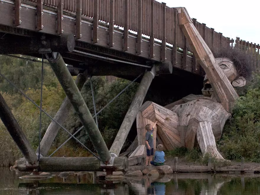 gigante madera bajo el puente de thomas dambo