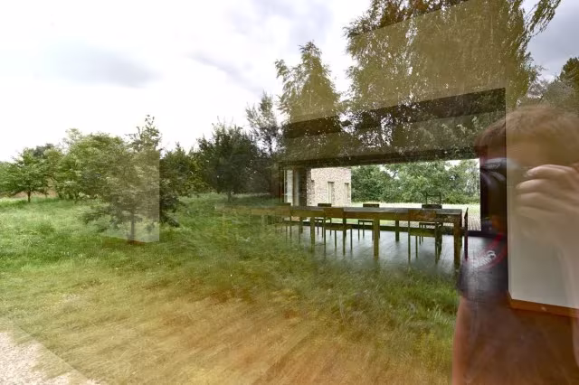 Pasarela de madera sobre el estanque junto al museo de Siza y Finsterwalder en la Isla Museo de Hombroich
