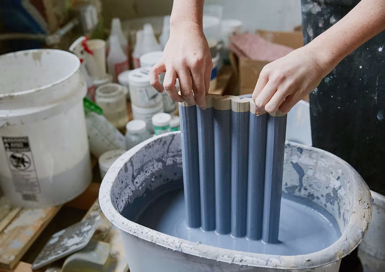 pintura en azul de las piezas de arcilla