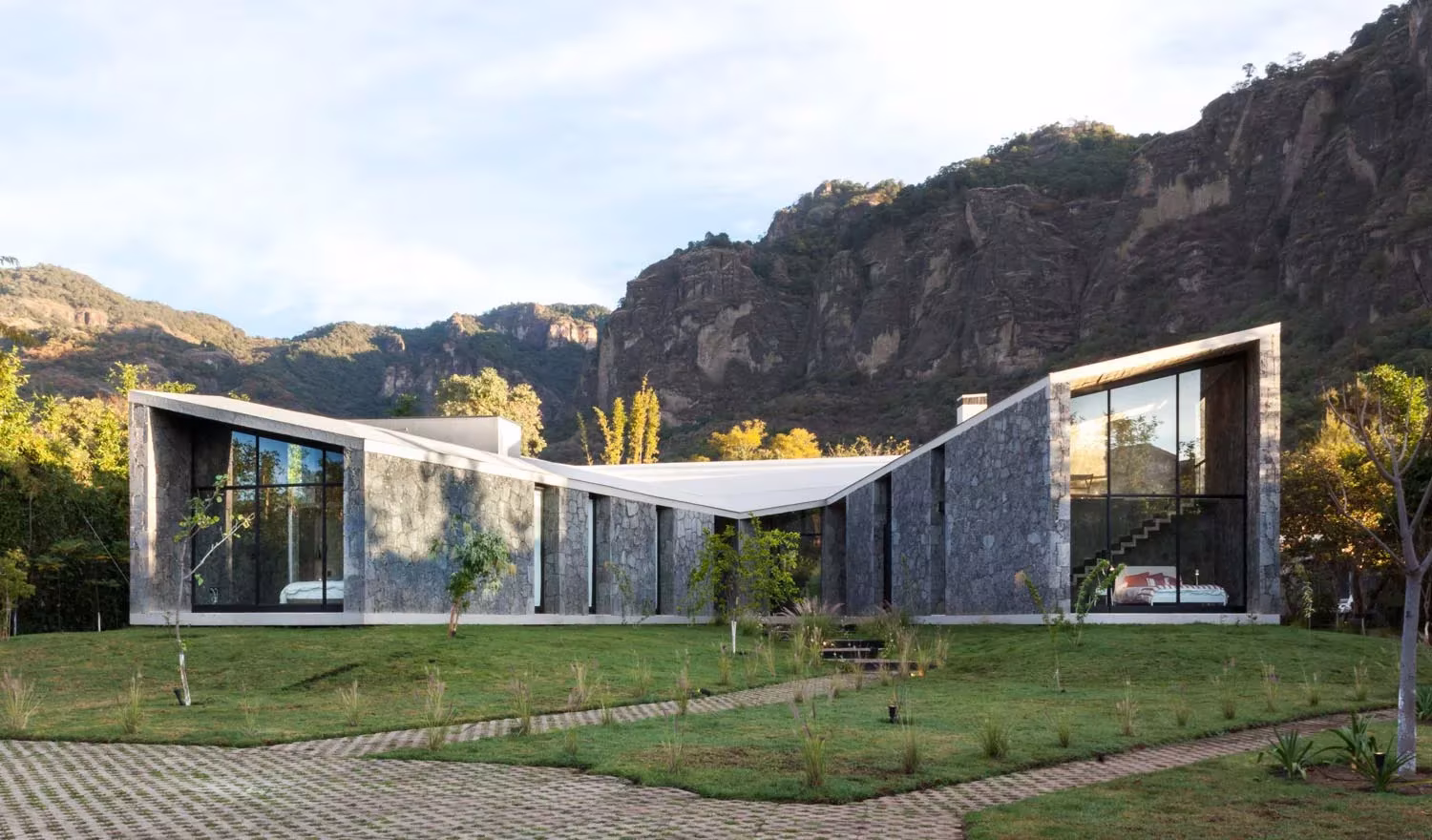 Casa MA de Cadaval & Solà-Morales, con cubierta de hormigón en forma de pliegue ante la roca de Tepoztlán