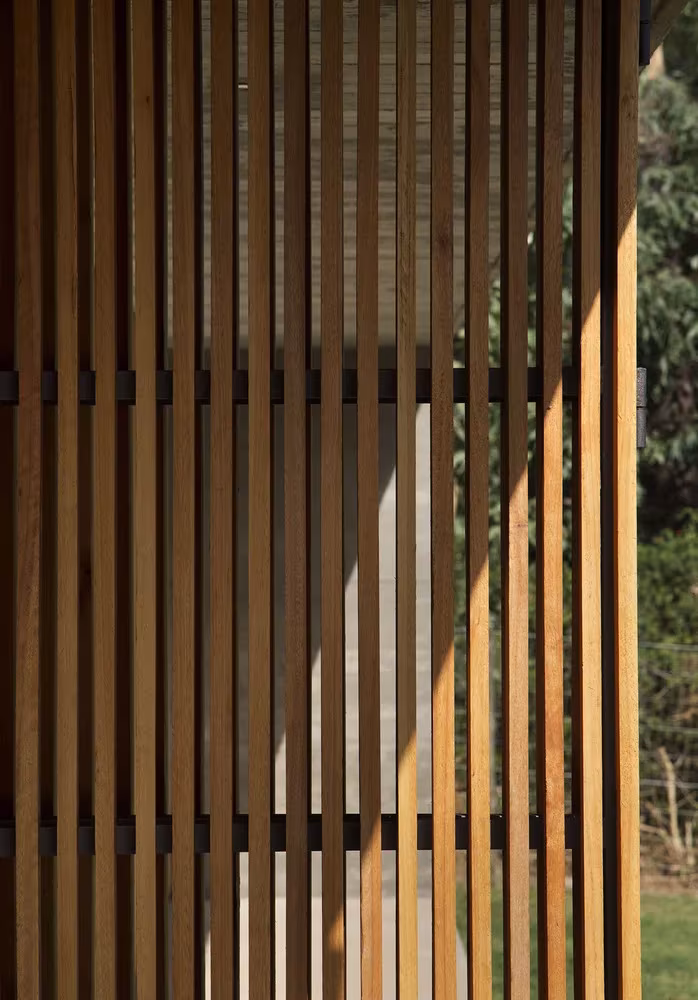 Detalle de la celosía de listones de madera verticales de las puertas correderas de la Casa Marindia