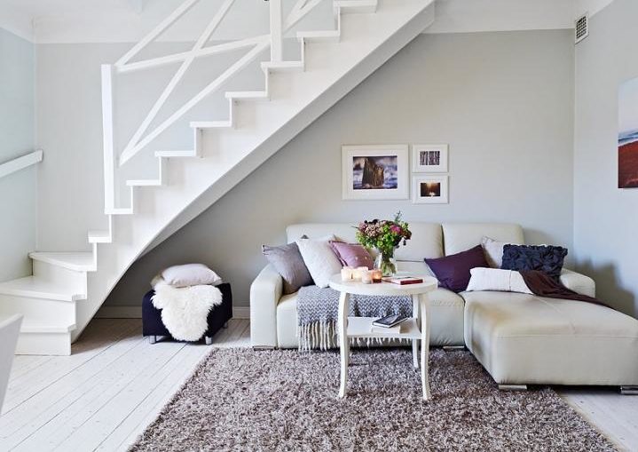sofa debajo de las escaleras del duplex