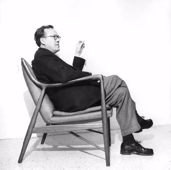 finn juhl sentado en la silla 45