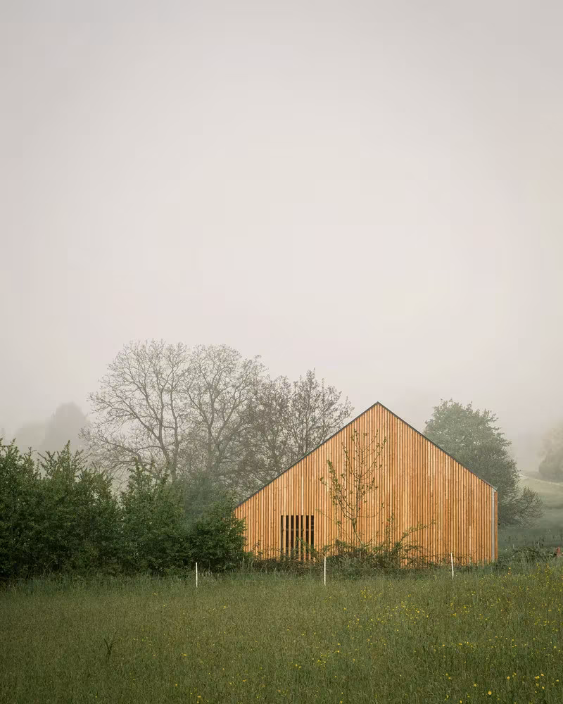 Casa de madera entre la niebla y árboles desnudos en el campo de Borgoña-Franco Condado, Mathieu Noël