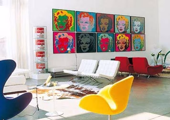 butaca swan y bucata barcelona en salon decorado pop art