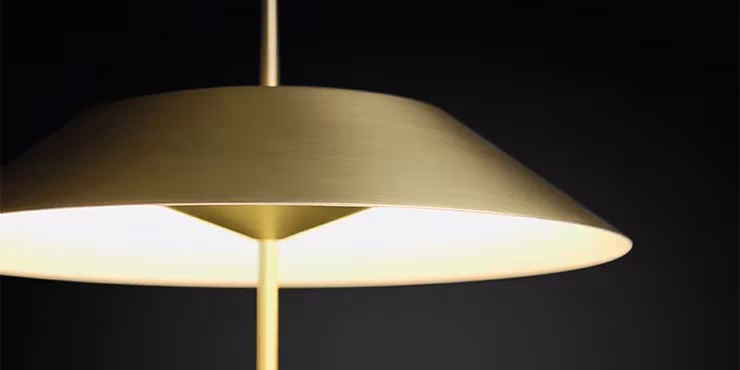 detalle de la lampara myfair dorada de vibia en batavia