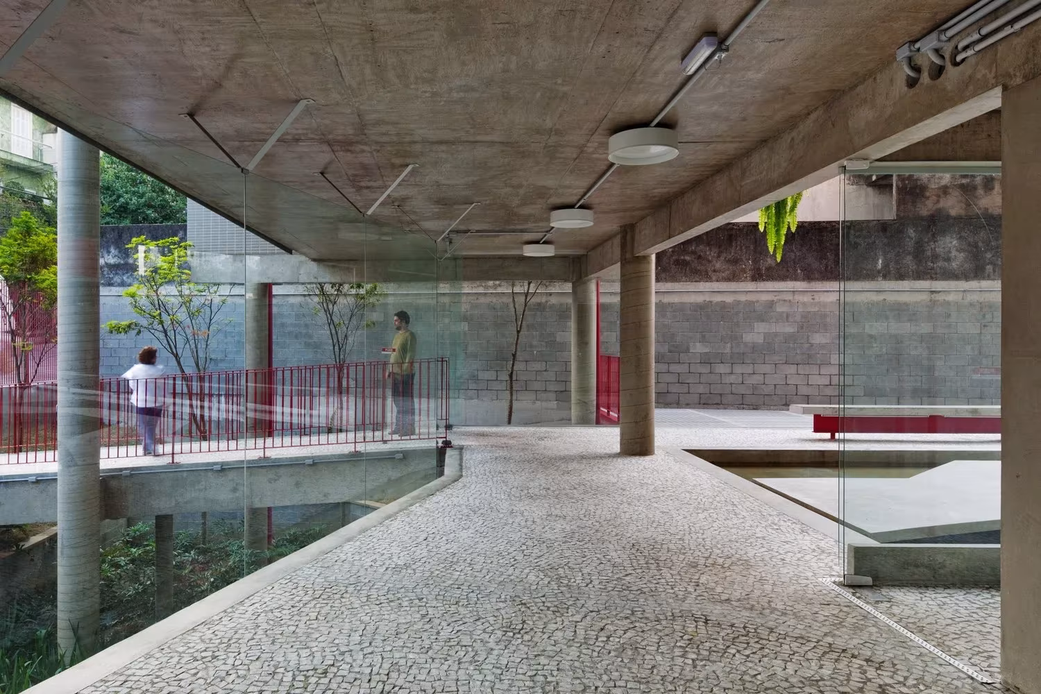 Pasaje cubierto de adoquín portugués con vistas al desnivel entre calles en el edificio de la Rua Simpatia, São Paulo