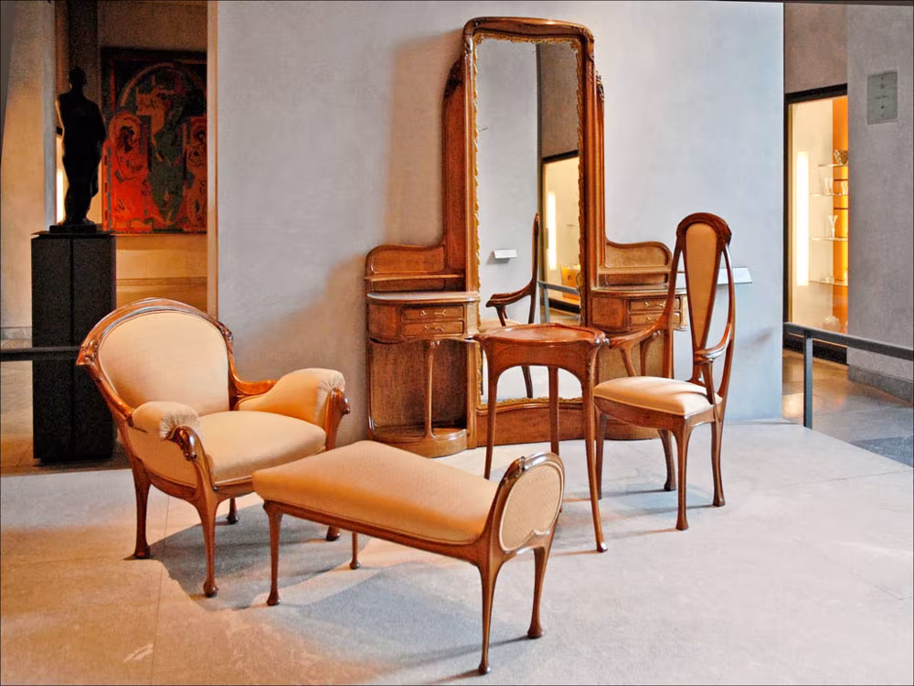 Muebles Art Nouveau de Hector Guimard en el Museo de Artes Decorativas, butacas y tocador de madera curvada