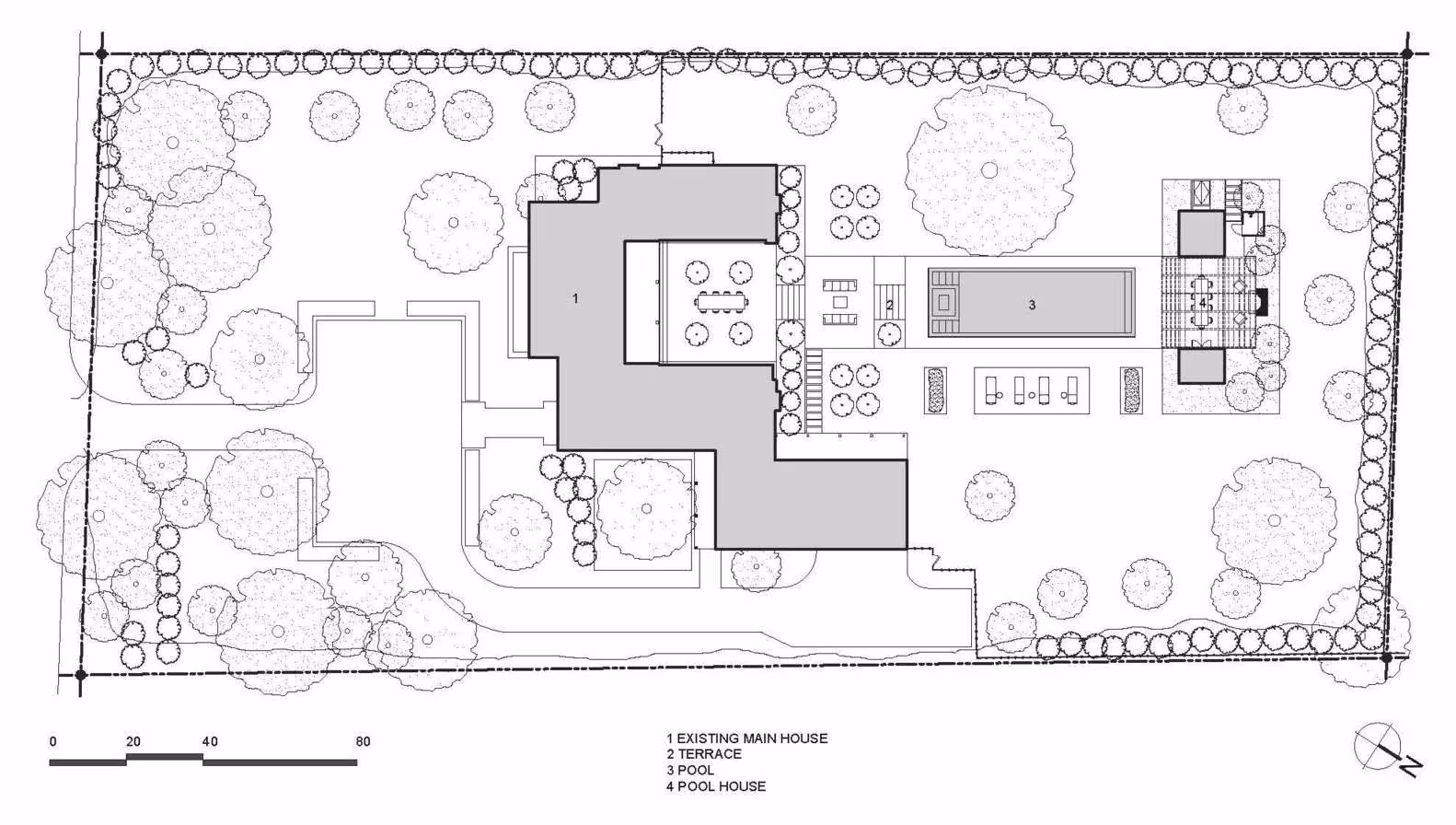 Plano de emplazamiento de Further Lane Pool House con la mansión existente, la terraza y la piscina entre arbolado