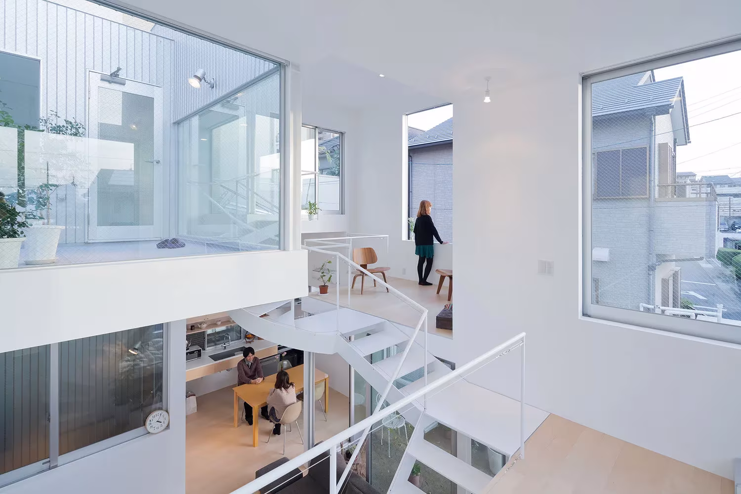 Cajas apiladas abiertas entre sí con ventanas y escalera en el interior de la Casa Chayagasaka de Tetsuo Kondo
