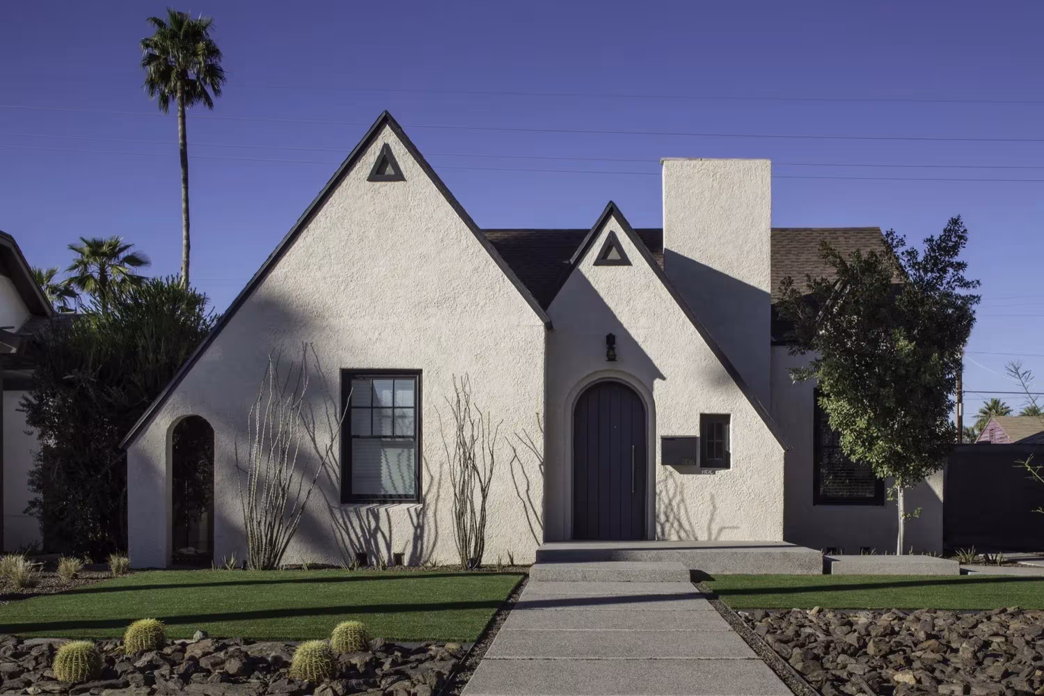 Fachada original de la casa Tudor centenaria de la Renovación Escobar, en el barrio F. Q. Story de Phoenix