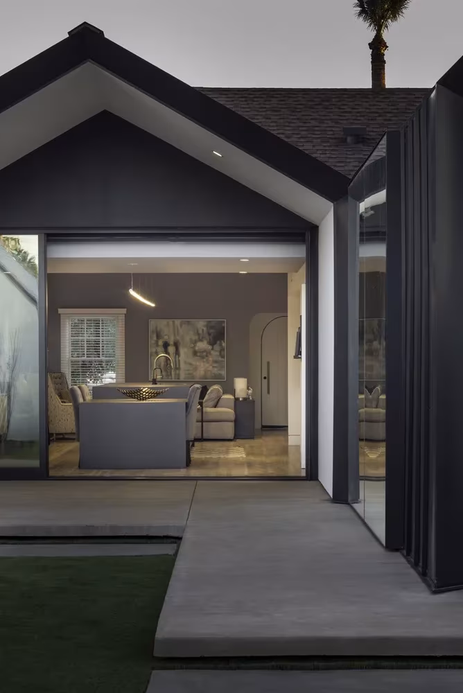 Pasarela de hormigón hacia el salón visto entre dos volúmenes de la Renovación Escobar, Chen + Suchart, Phoenix