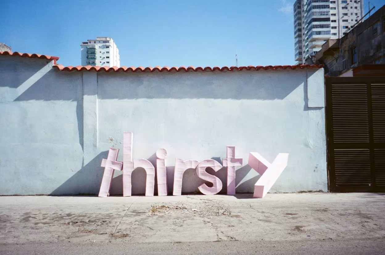 letras de gran formato en 3d sobre una pared