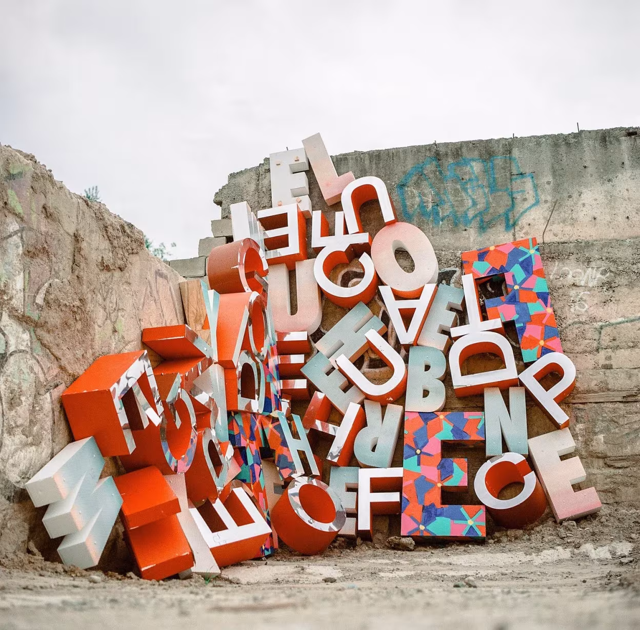 instalacion de letras acumuladas en un batiburrillo multicolor
