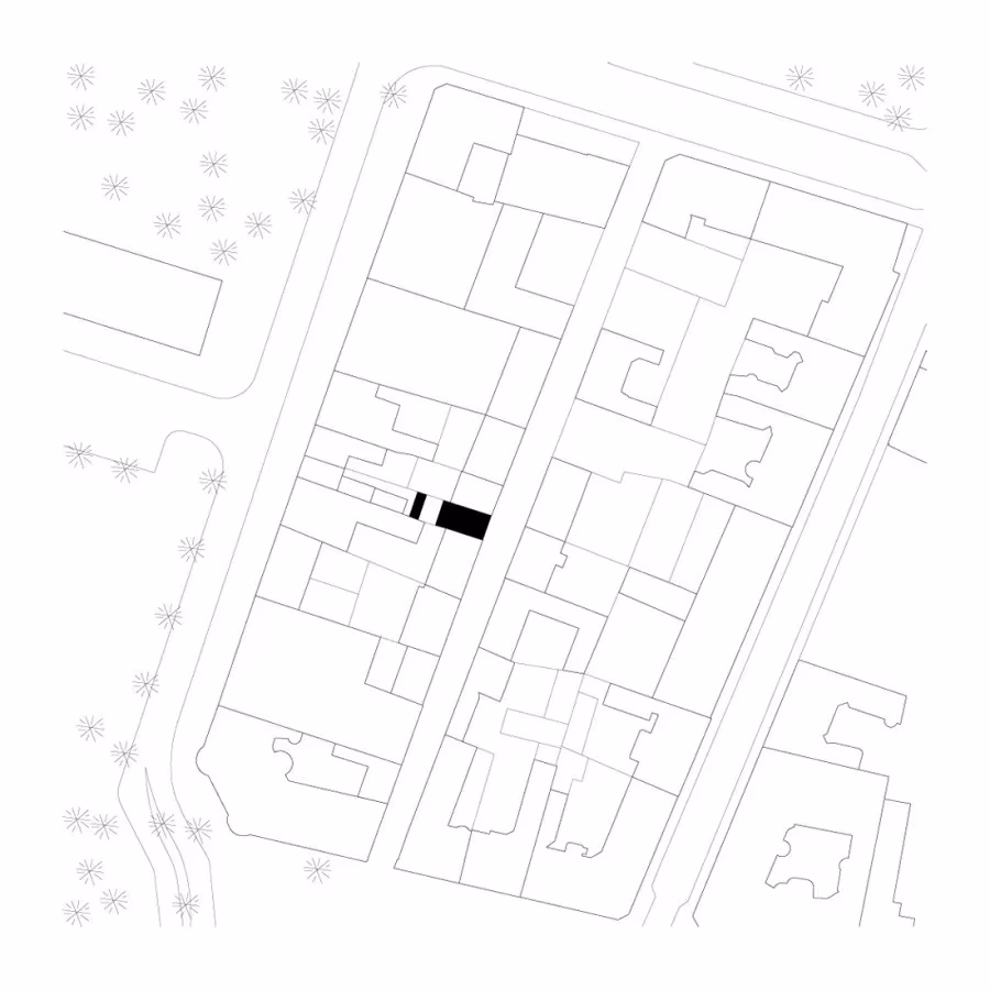 Plano de emplazamiento de la Townhouse de Elding Oscarson con su parcela estrecha en la manzana de Landskrona
