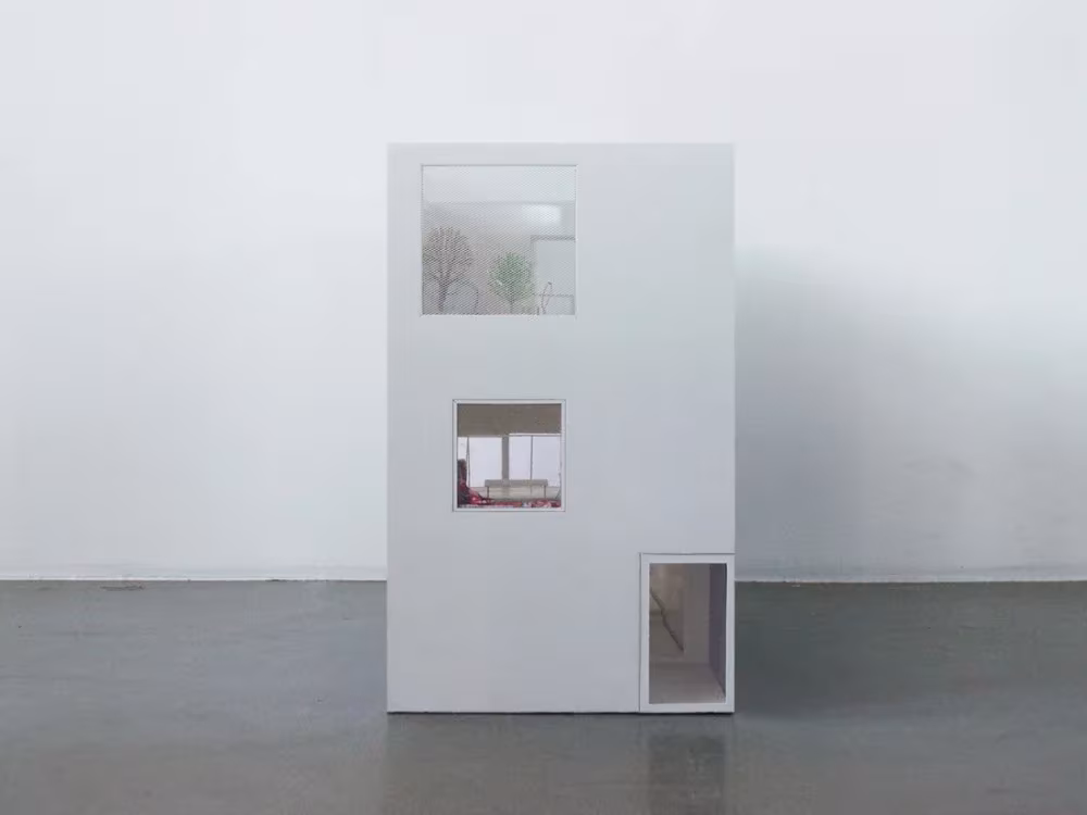 Maqueta de la Townhouse de Elding Oscarson, fachada posterior con huecos superpuestos y puerta en la base
