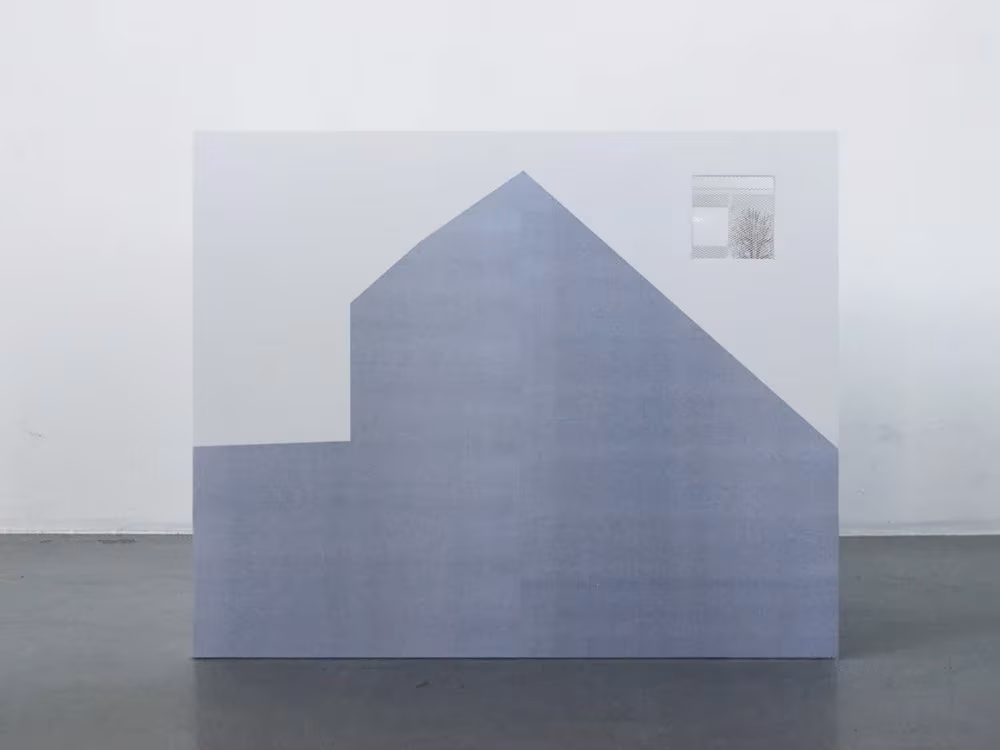 Maqueta de la Townhouse de Elding Oscarson, fachada lateral opuesta con perfil de hastial en azul grisáceo