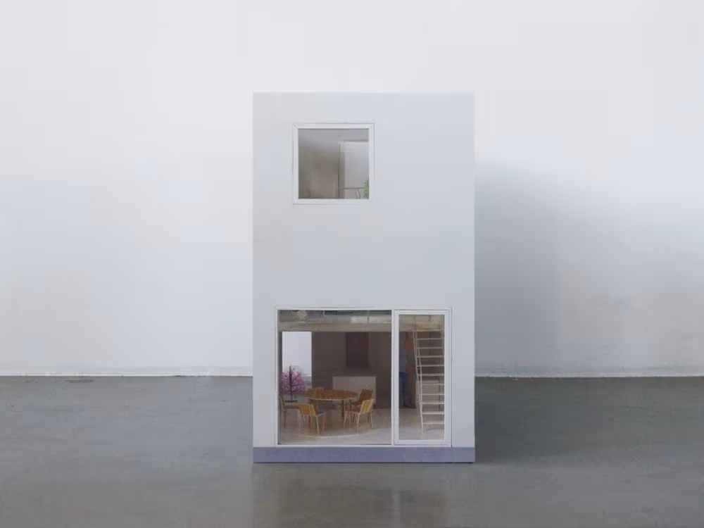 Maqueta de la Townhouse de Elding Oscarson, fachada principal con ventana alta y planta baja acristalada