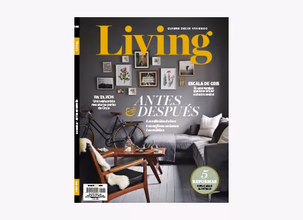 Portada de la revista Living con un salón gris, sillón de madera y cuadros en la pared