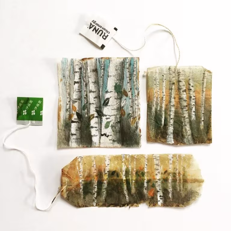 Tres bolsitas de té pintadas por Ruby Silvious con bosques de abedules en tonos verdes y ocres