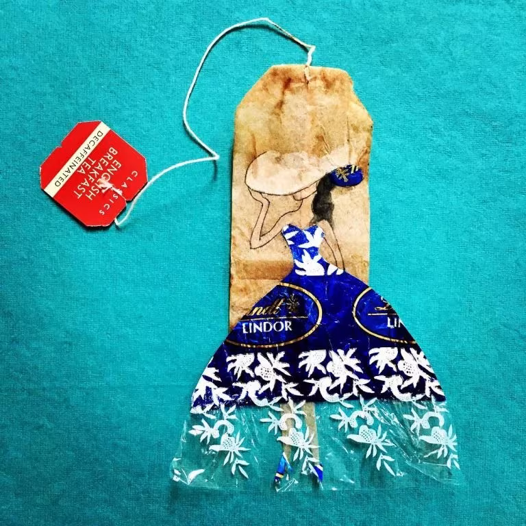 Bolsita de té de Ruby Silvious con una mujer pintada cuyo vestido azul es un envoltorio de bombón