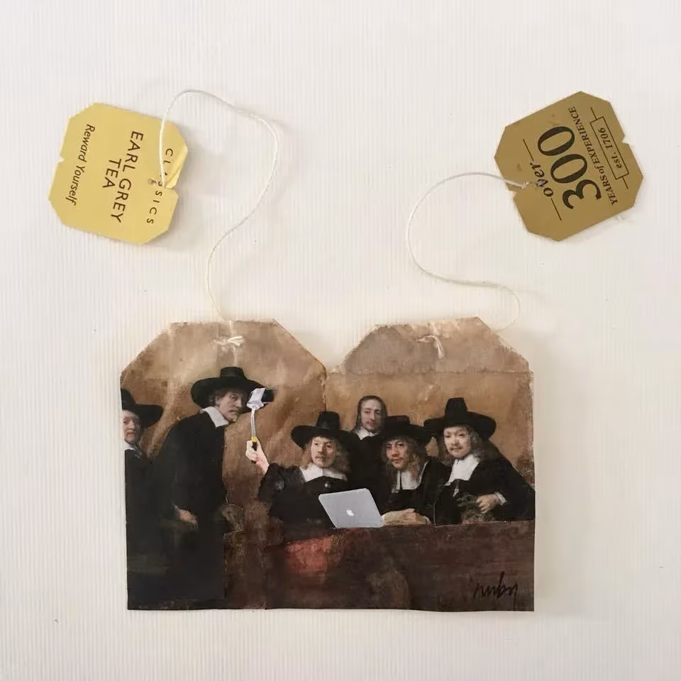 Bolsita de té de Ruby Silvious que recrea un retrato de grupo barroco con un portátil sobre la mesa
