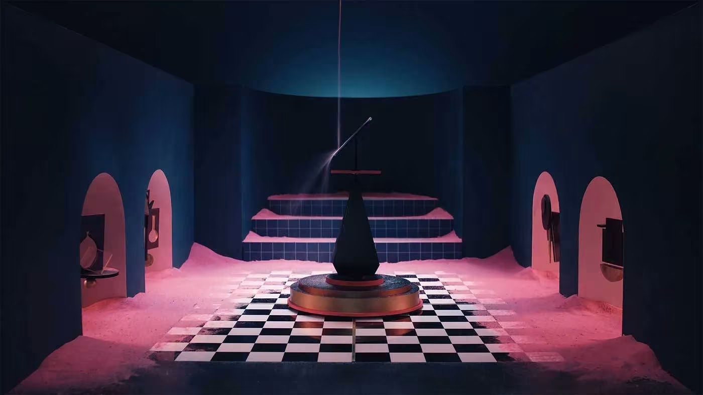 Sala oscura con escalera, arcos y suelo de damero en miniatura del cortometraje Club Palace de Caravane