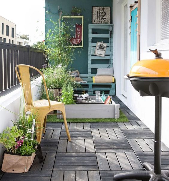 silla modelo a de Tolix en balcon