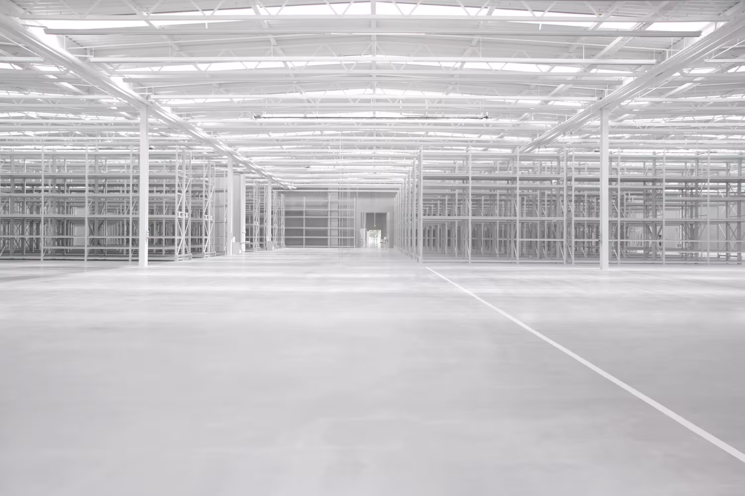 Interior diáfano del pabellón de SANAA en el Vitra Campus con lucernarios y suelo continuo sin estanterías