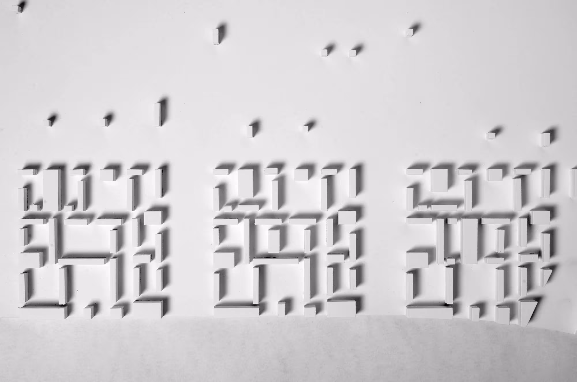 Detalle de maqueta de Bom Sucesso con tres agrupaciones de patios y volúmenes recortados, de Aires Mateus