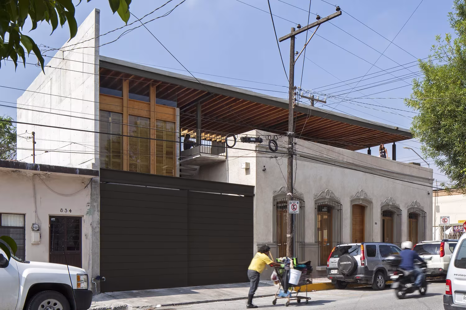 Esquina de 15 de Mayo en Monterrey: casa histórica junto al nuevo volumen con cubierta de madera en vuelo