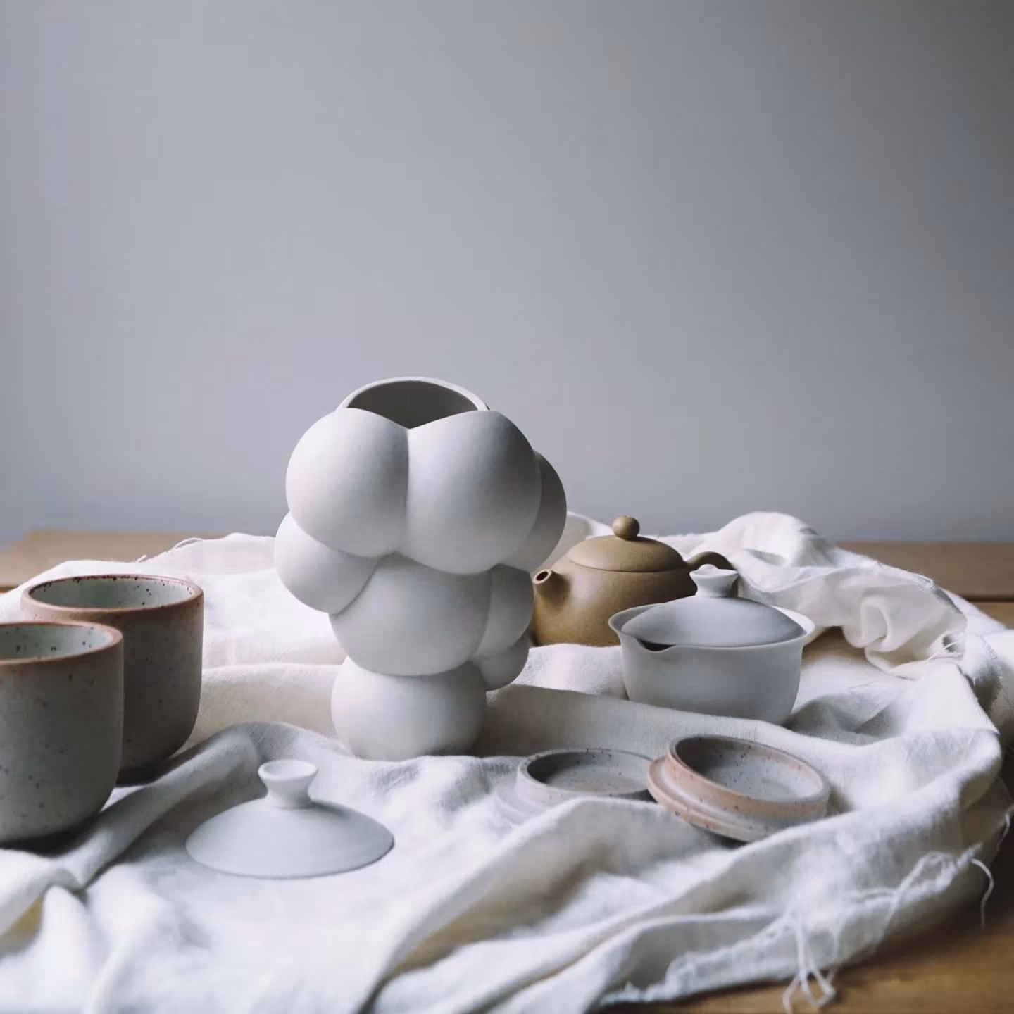 jarrón skum vase que homenajea a esta instalación arquitectónica temporal