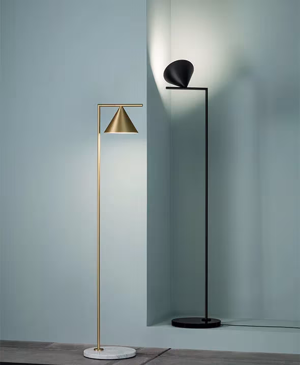 lampara flint de pie en dorado y negro