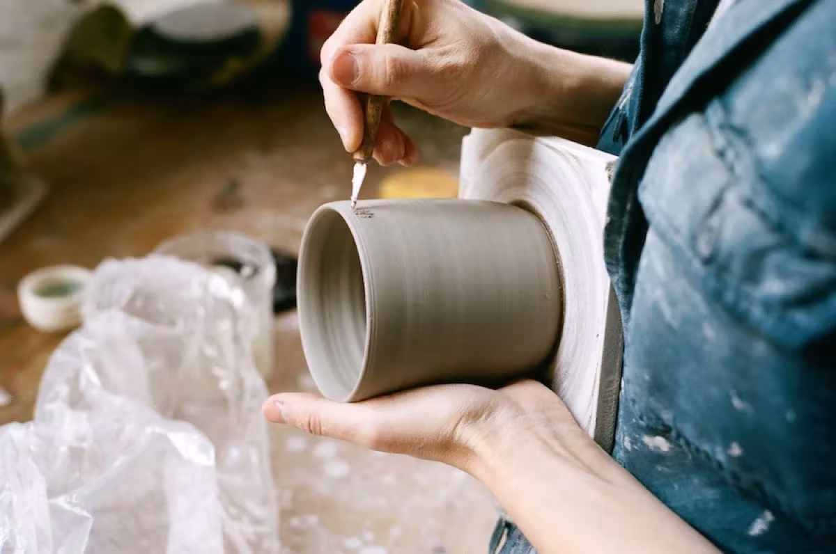 hele levi trabajando la ceramica