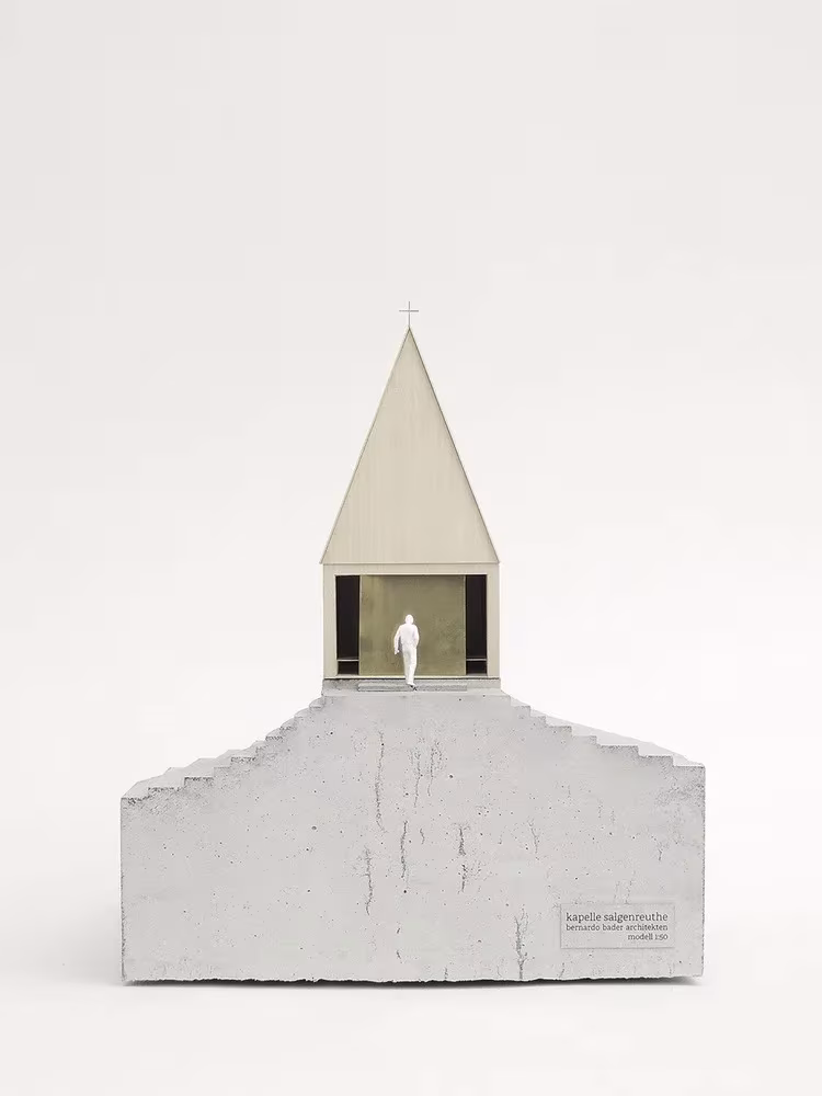 Maqueta de la Capilla Salgenreute sobre una base de hormigón con escalones, de Bernardo Bader