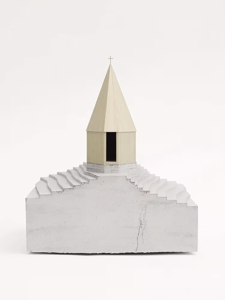 Maqueta de la capilla de Bernardo Bader con cubierta piramidal sobre una peana de hormigón escalonada
