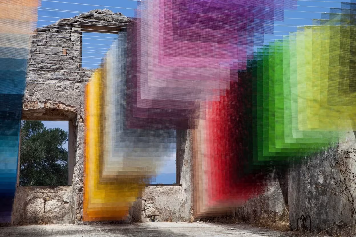 isntalacion de telas teñidas de infinitos colores