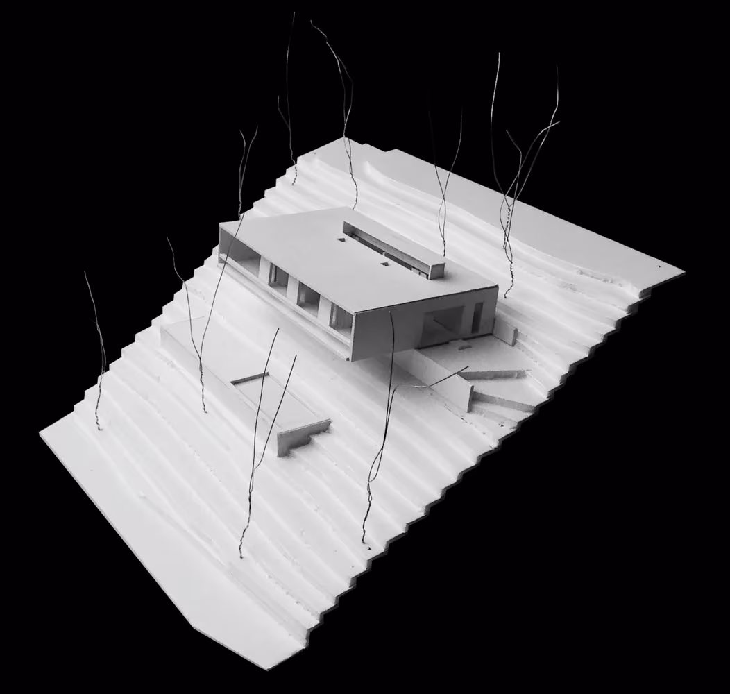 Maqueta de la Casa LLP sobre el terreno escalonado en pendiente de Collserola, de Alventosa Morell