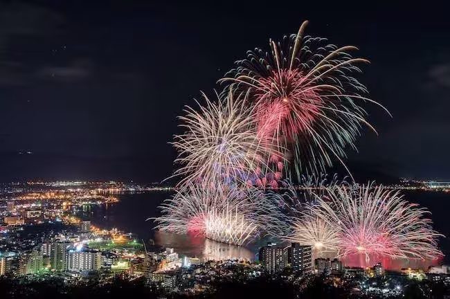 juego de formas y combinación de colores fuegos artificiales