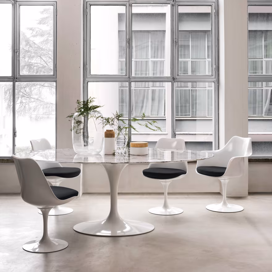 sillas tulip, mesa pedestal diseñadas por eero saarinen