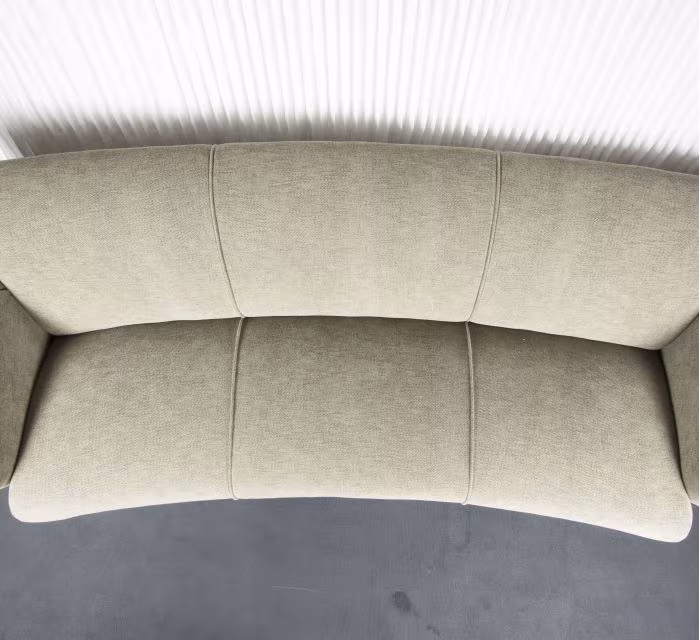 Sofá danés curvo de los años sesenta tapizado en tela beige, visto desde arriba