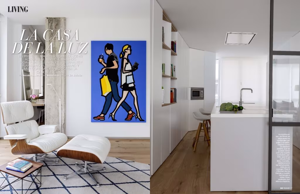 Apertura de La casa de la Luz en Marie Claire Maison con butaca Eames blanca, cuadro azul y cocina blanca al fondo
