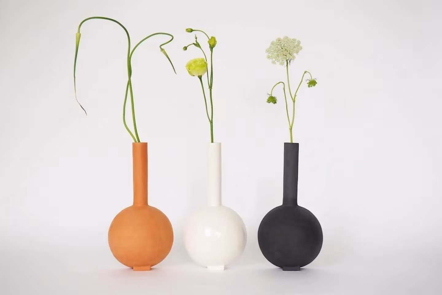 colores terracota, antracita ó arcilla blanca con acabado mate o brillante de los jarrones