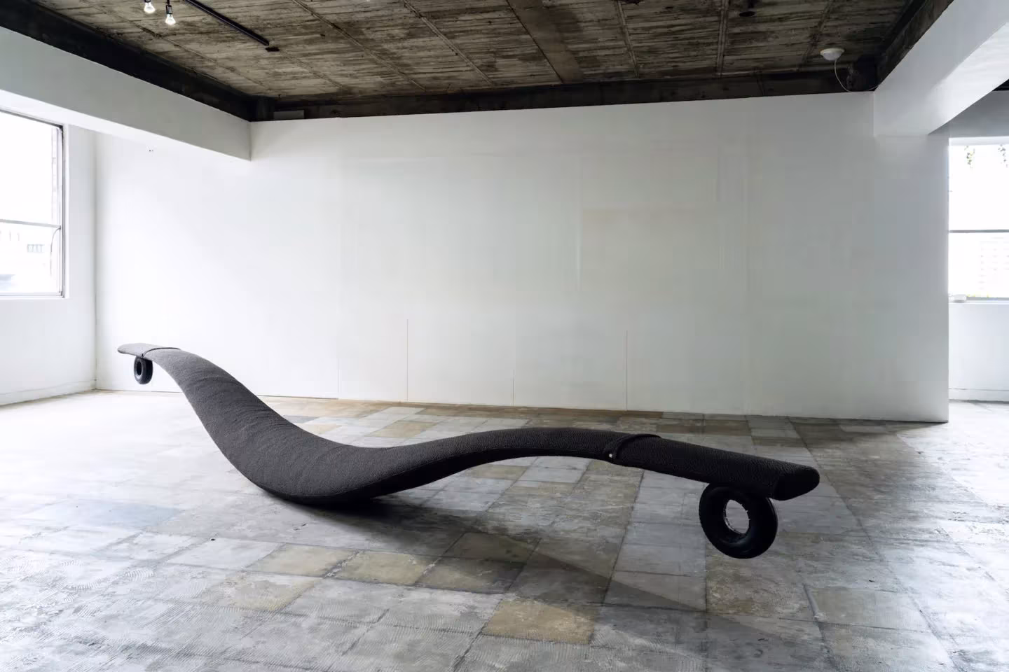 balancin negro diseñado por mikiya kobayashi