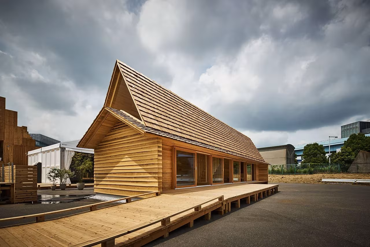 Yoshino Cedar House de Samara, un pabellón de madera de cedro con cubierta de tejas de madera sobre una tarima