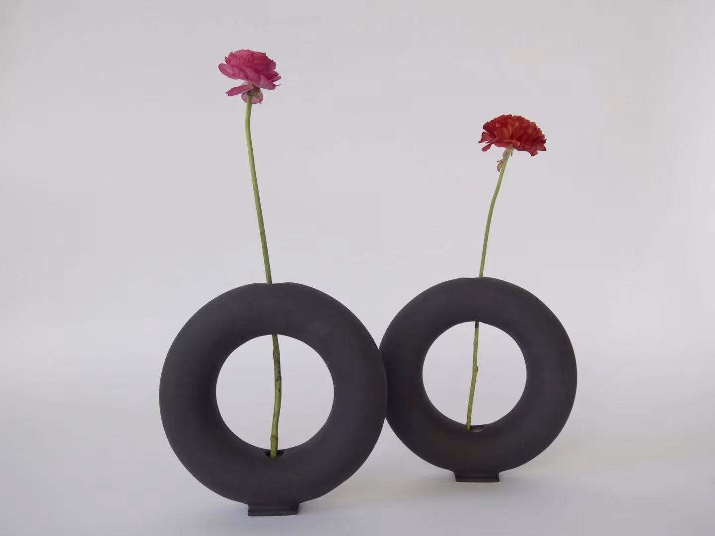 jarrones en negro antracita diseñados por valeria vasi